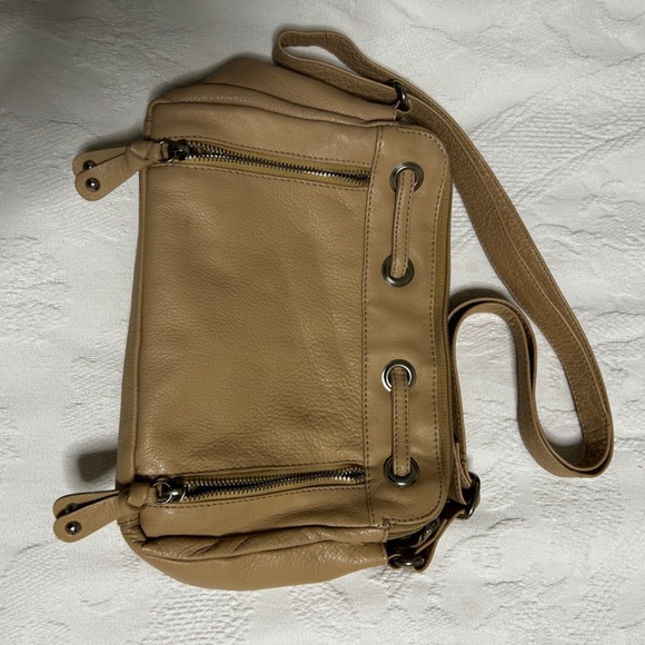 Great American Soft Tan Leather 3 Pocket Purse snap close and adjustable straps - Picture 4 of 14